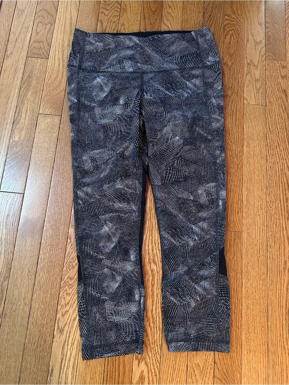 LULULEMON Black & Gray Patterned High-Waist Capri Leggings - Picture 3 of 6
